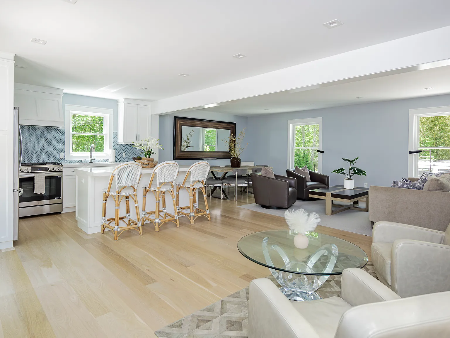 Close to East Hampton Bay Beaches with pool! — Photo 2