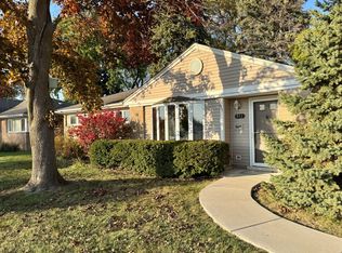 911 E Villa Dr, Des Plaines, IL