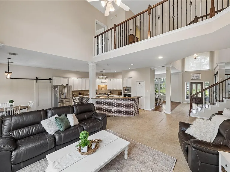 1125 Shady Knoll Ln — Photo 8