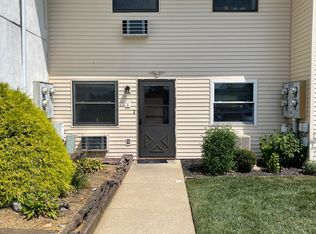 1334 W Wyomissing Blvd APT V, West Lawn, PA 19609