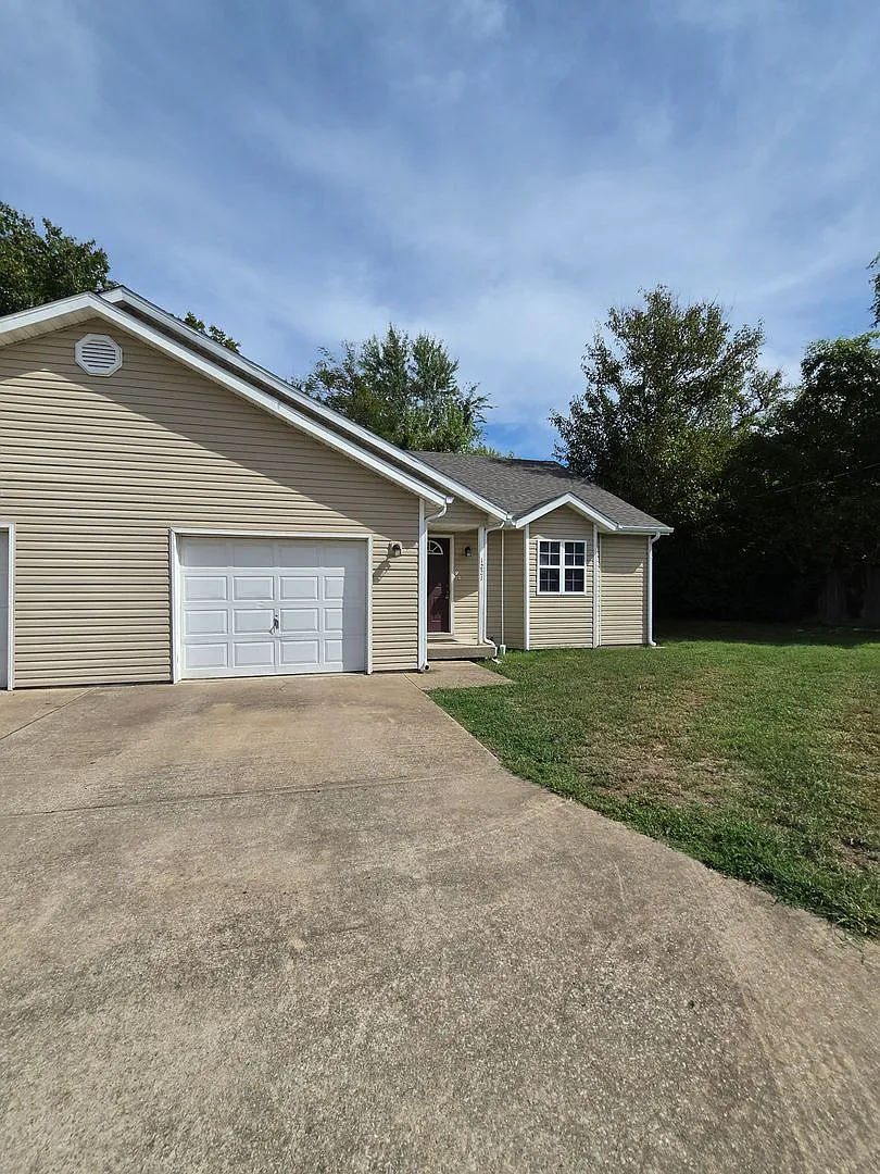 3 Bedroom 2 Bath Duplex. 1 Car garage. — Photo 1