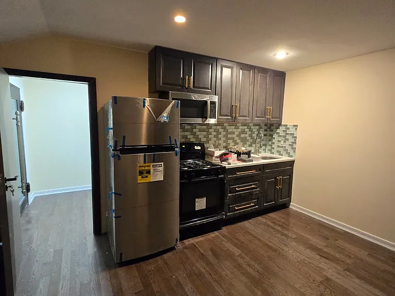 Sabre St — Photo 8