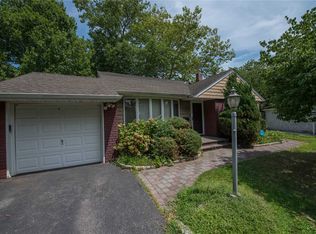 1031 Little Whaleneck Rd, Merrick, NY 11566