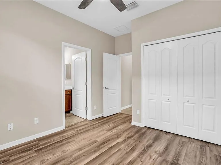 2061 Hamlin St — Photo 10