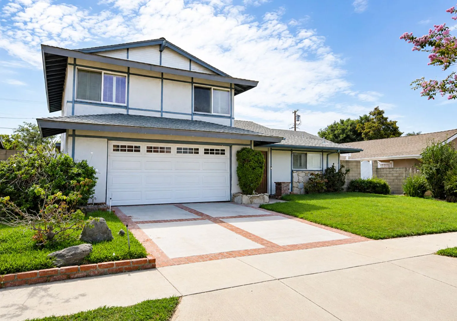 Huntington Beach Entertainer's Dream with Pool, Spa & Spacious Bonus Room — Photo 2