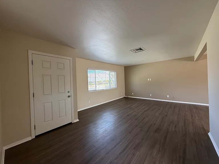 1693 Blackwall Dr — Photo 2