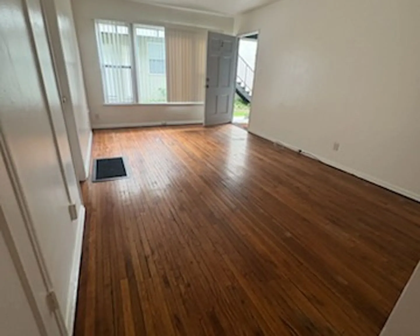 Spacious Lower Studio In Bixby Knolls! — Photo 1