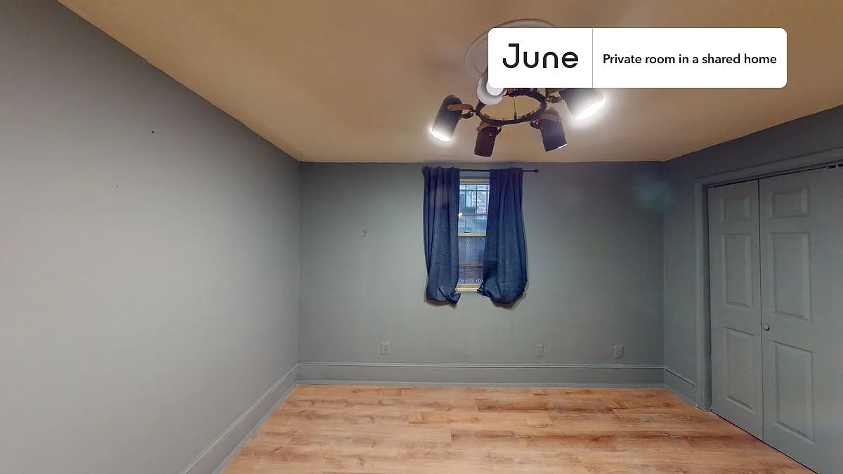 Queen bedroom in 5 bed/2 bath home in Columbia Heights #337 C — Photo 2