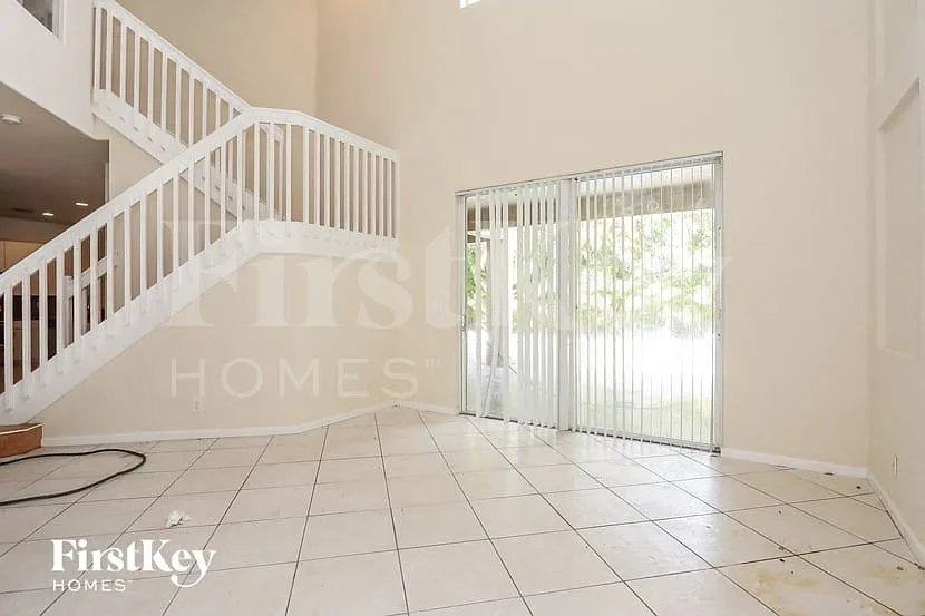 6 bed, 4.0 bath, 3736 sqft, $4,370 — Photo 3