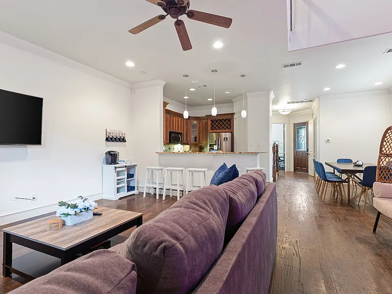5920 Penrose Ave — Photo 6