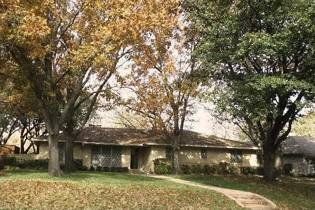 906 Sharpshire St — Photo 1