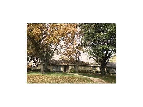 906 Sharpshire St Photo 1