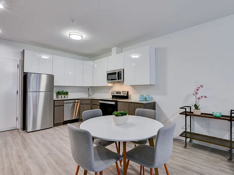 125 S Harrison St — Photo 2