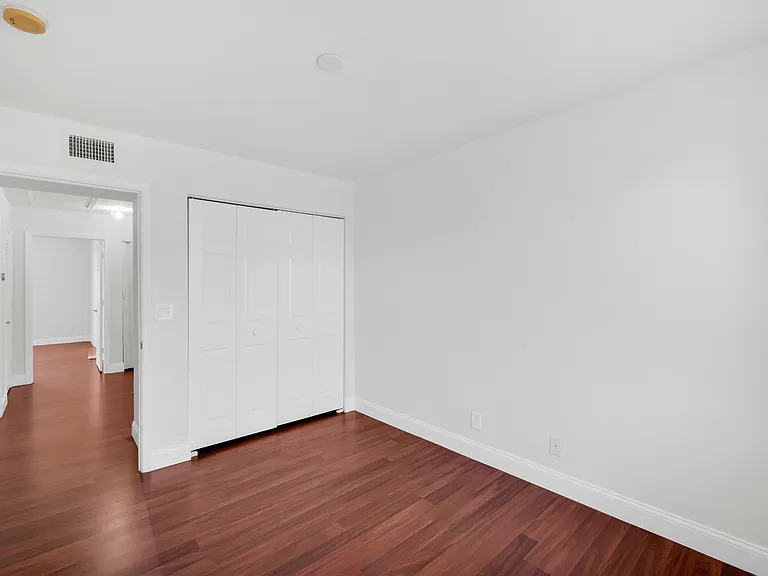 2581 Riverside Dr — Photo 12
