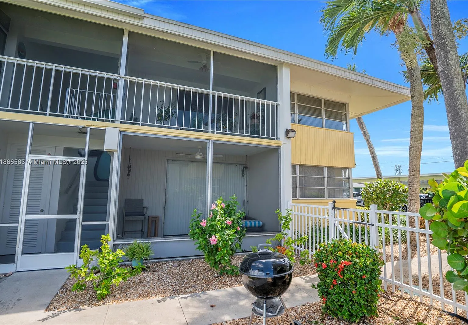 2 bed, 2.0 bath, 1117 sqft, $1,800 — Photo 2