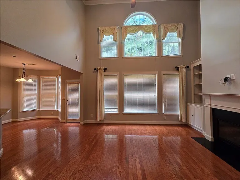624 Maple Grove Way — Photo 3