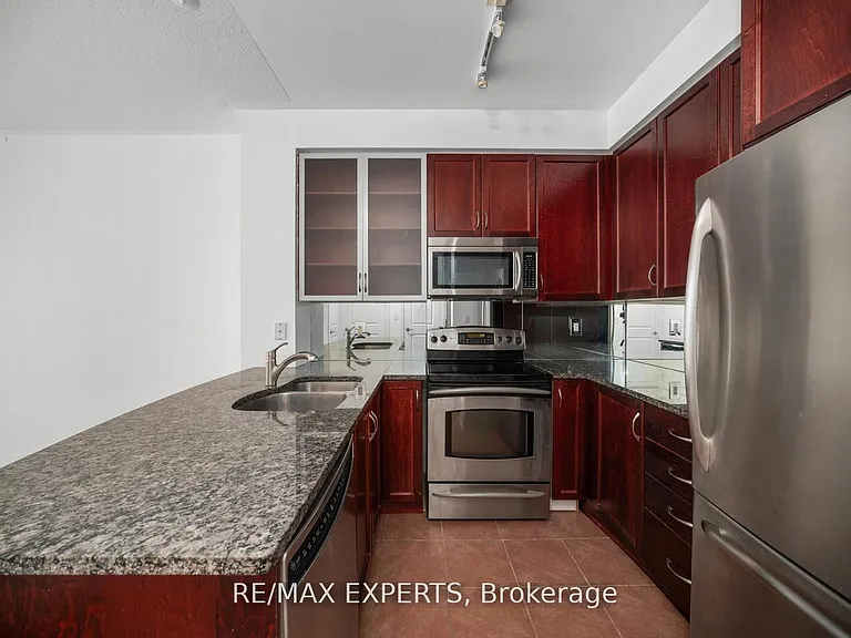 18 Yorkville Ave S #903 — Photo 4
