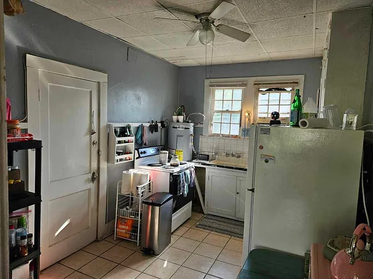 512 E State St — Photo 7