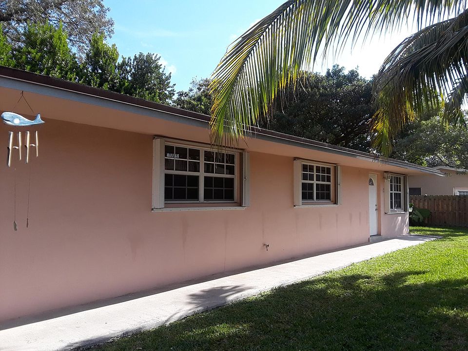1st image of 828 SW 29th St