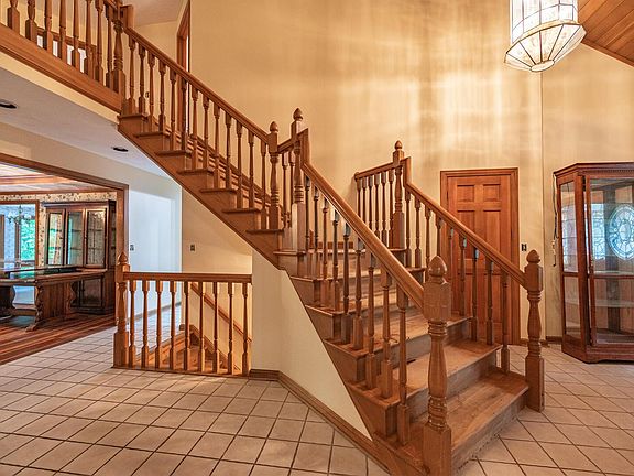 3rd image of 3325 Glen Oaks Ct
