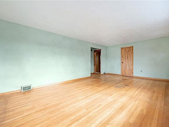 5th image of 4032 Briarwood Dr