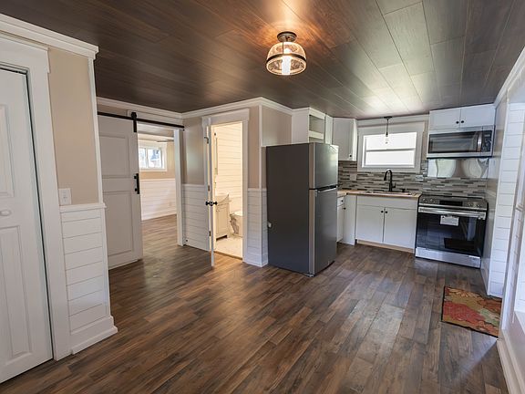 3rd image of 50 Lake St