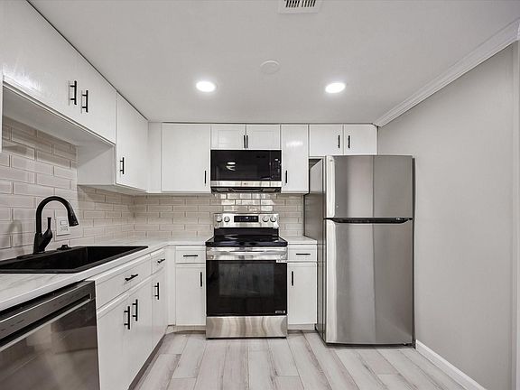 5th image of 2016 Main St APT 903