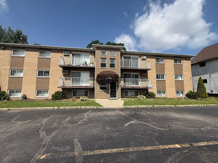 Charming 2 bedroom, 1 bathroom Apartment! — Photo 2