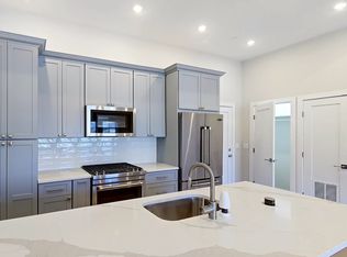 32 Cummins Hwy #7M, Roslindale, MA 02131