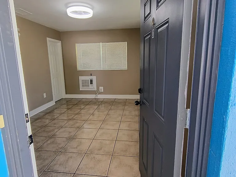 605 SE 46th Ln #D — Photo 2