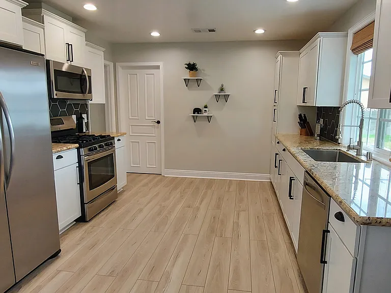 1295 Harold Ave — Photo 2