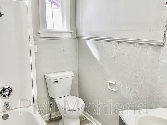 4th image of 1020 Emerson Ave