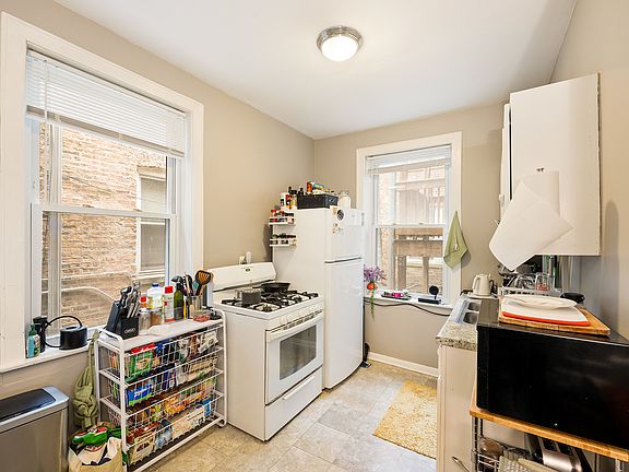 4th image of 1052 W Granville Ave #9
