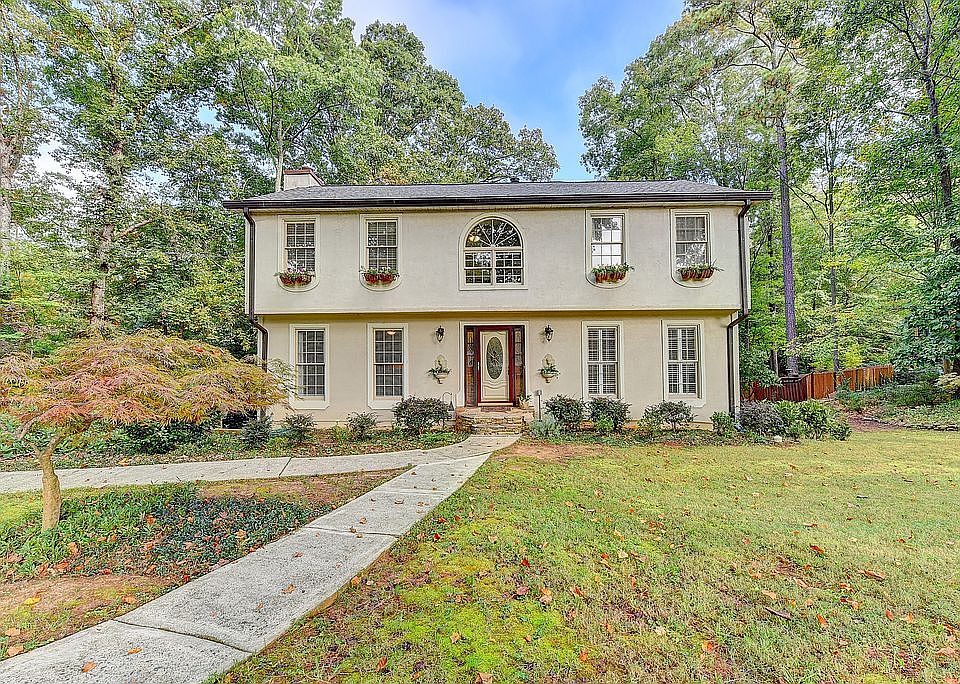 1st image of 487 Lakeshore Dr