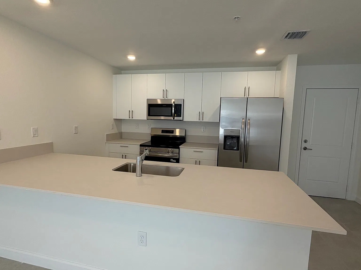 3 bed, 2.5 bath, 1400 sqft, $2,500 — Photo 3