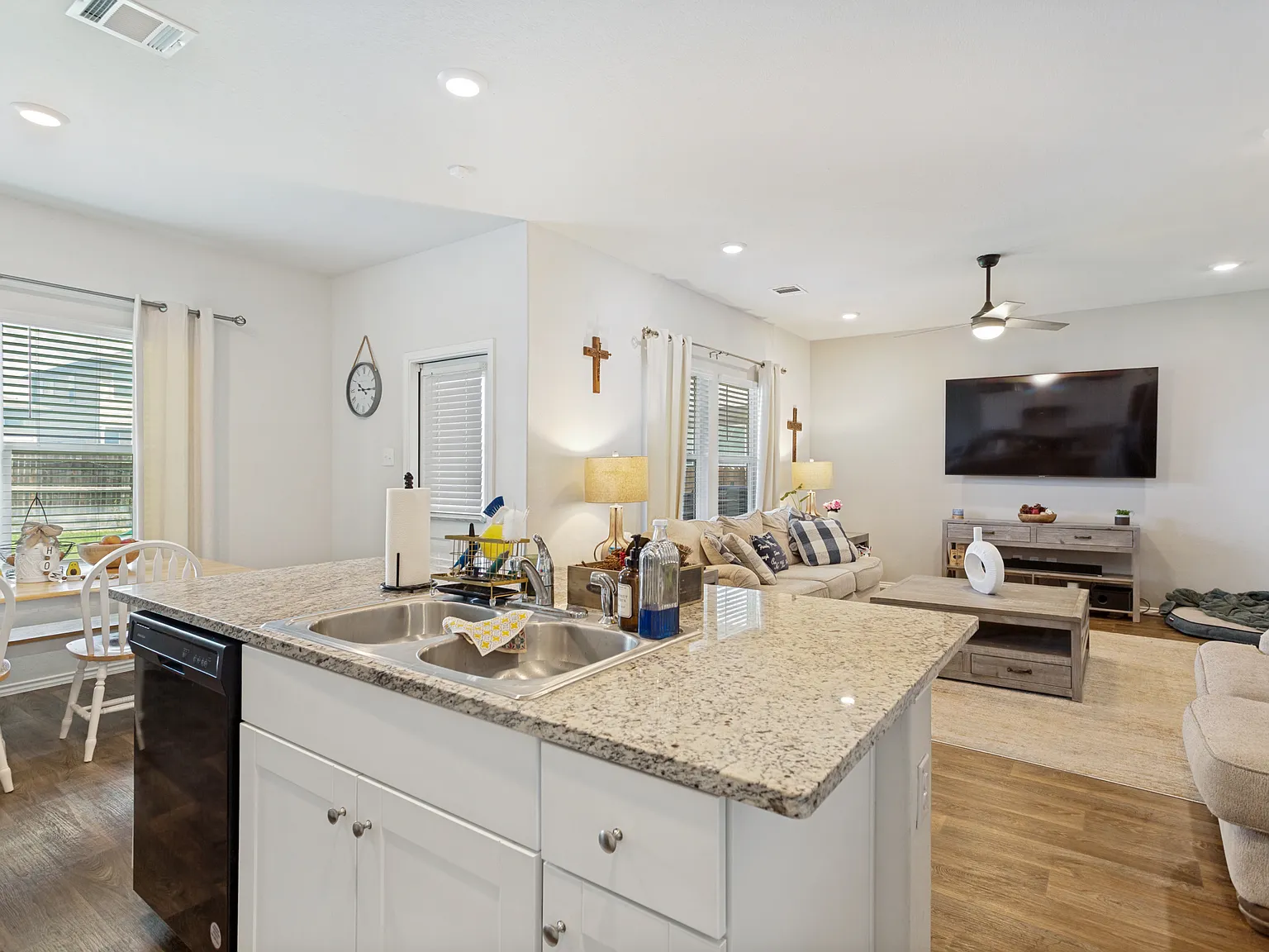 3 bed, 2.5 bath, 1698 sqft, $1,850 — Photo 2