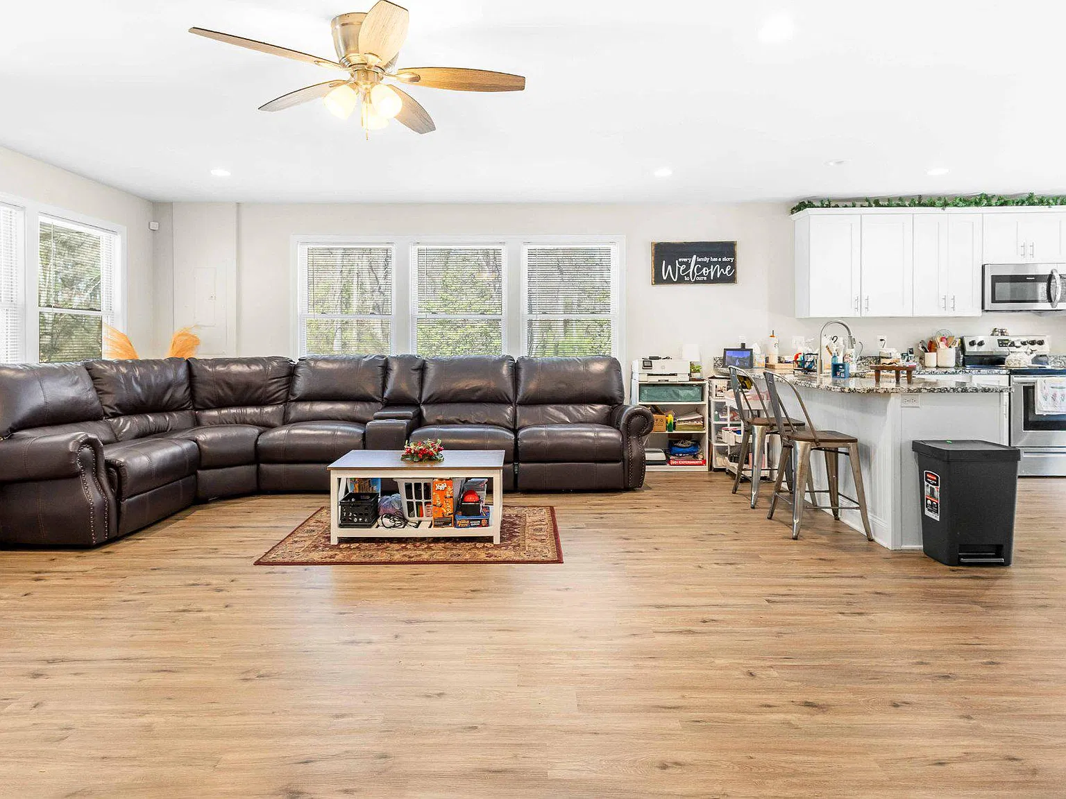 3 bed, 2.0 bath, 1408 sqft, $2,050 — Photo 2