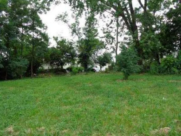 15 Ronek Dr, Amityville, NY 11701