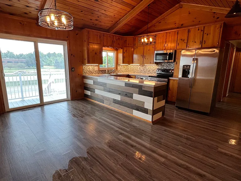 W210N11785 Hilltop Dr — Photo 11