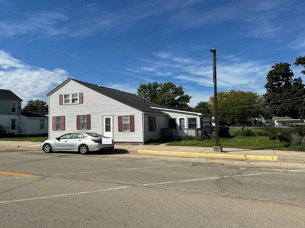 104 S 1st Ave, Forreston, IL 61030