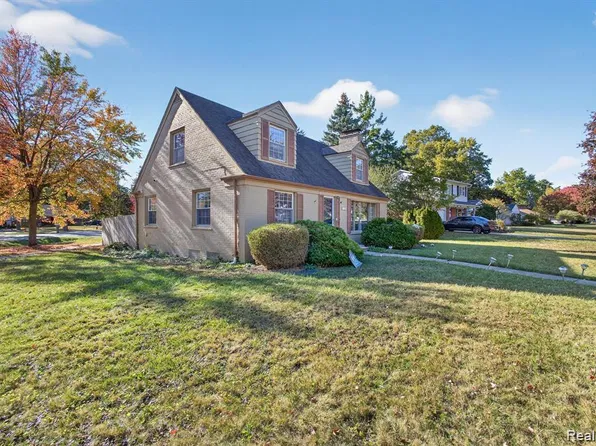 28025 Sunset Blvd W, Lathrup Village, MI 48076