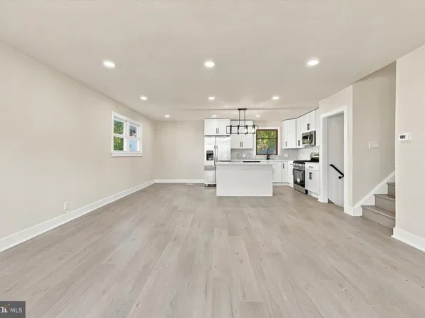 8 Great Oak Rd, Voorhees, NJ 08043