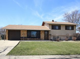 1320 Gentry Rd, Hoffman Estates, IL 60169