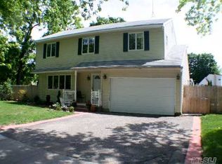 22 Willow Pl, Ronkonkoma, NY 11779