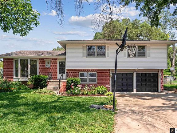 3rd image of 1110 Somerset Dr