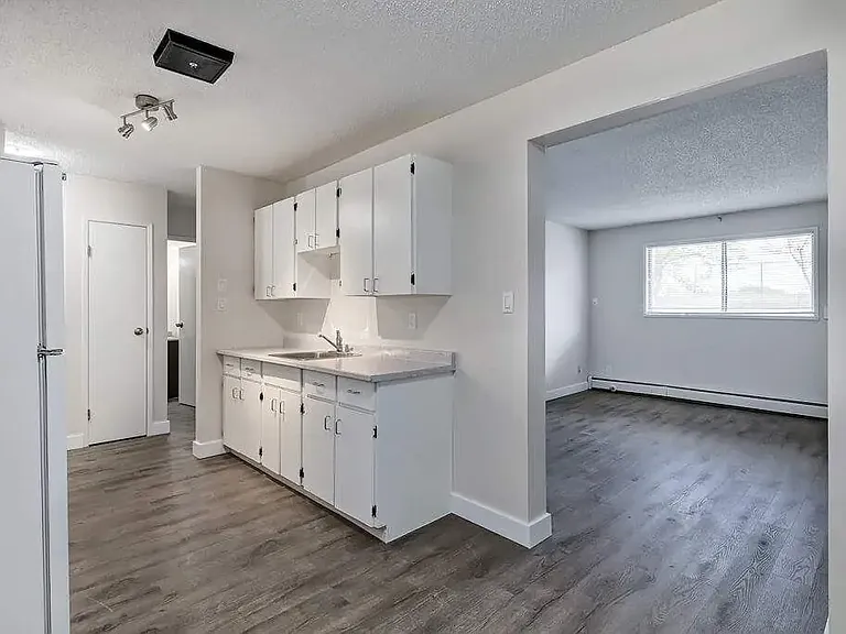 74 Dumont Cres — Photo 13