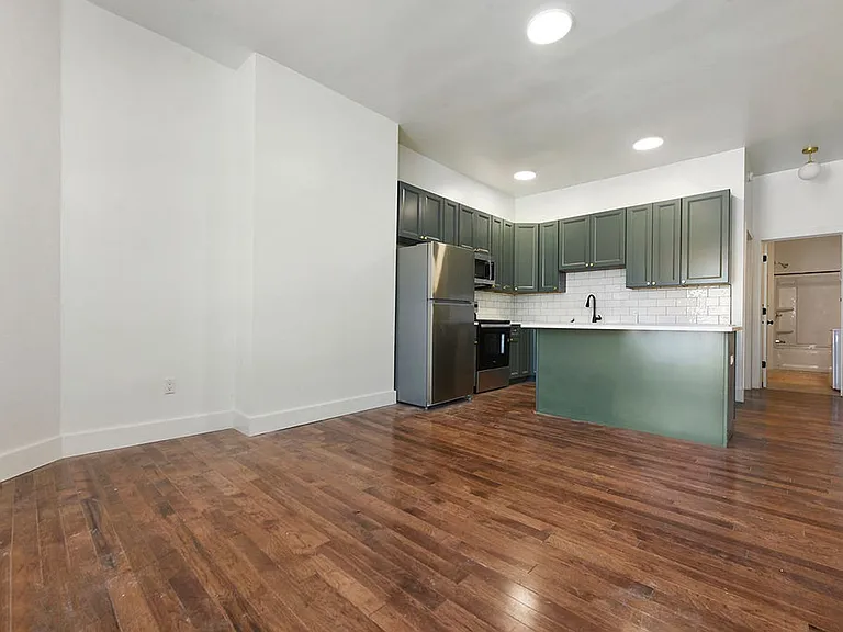 811 West St — Photo 3