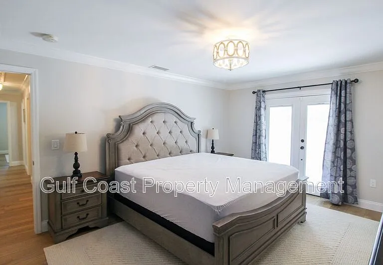 691 Russell St — Photo 17