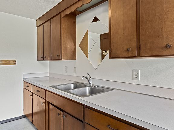 2nd image of 1205 Oak St #1
