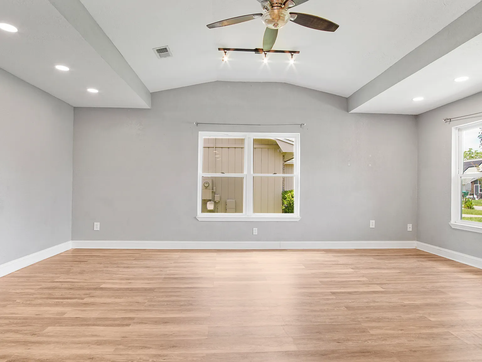 3 bed, 1388 sqft, $2,000 — Photo 4